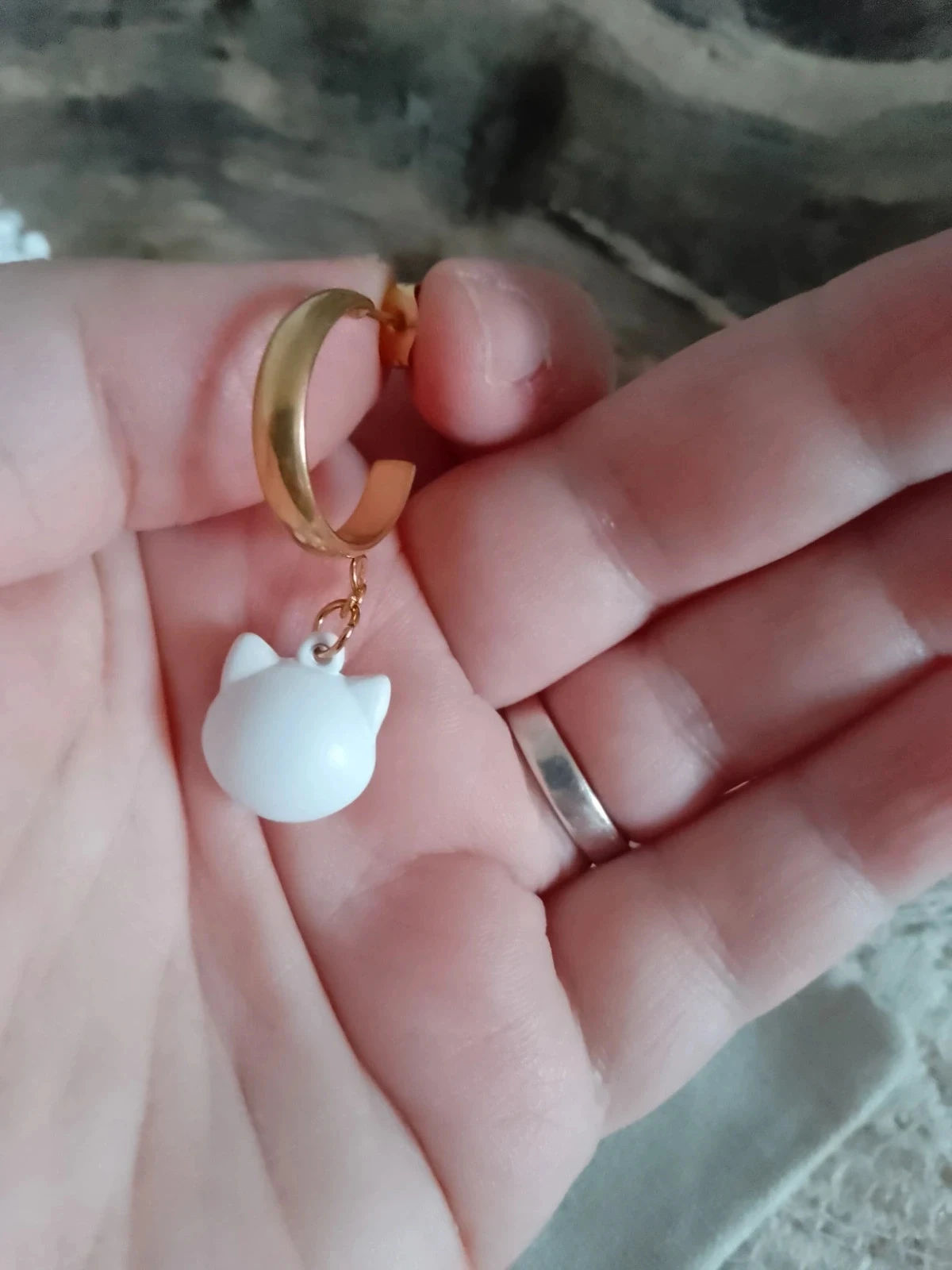 Boucles d'oreilles bohèmes dorées et chats blancs – photo 4